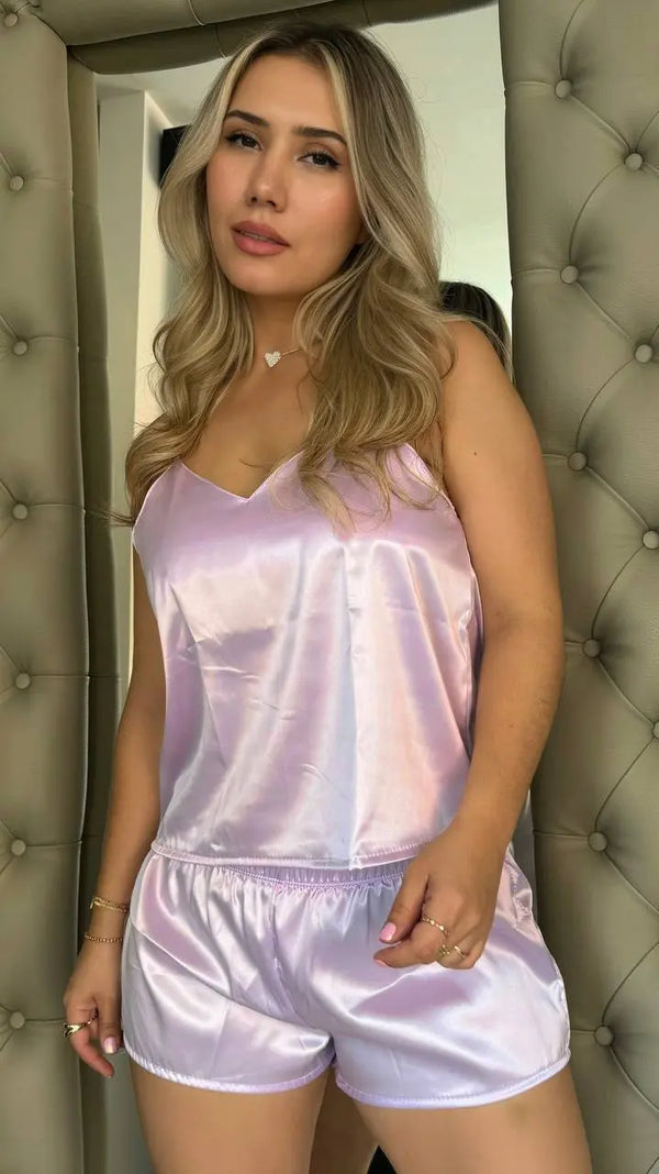 Sueños de Seda: Pijamas Encantadores